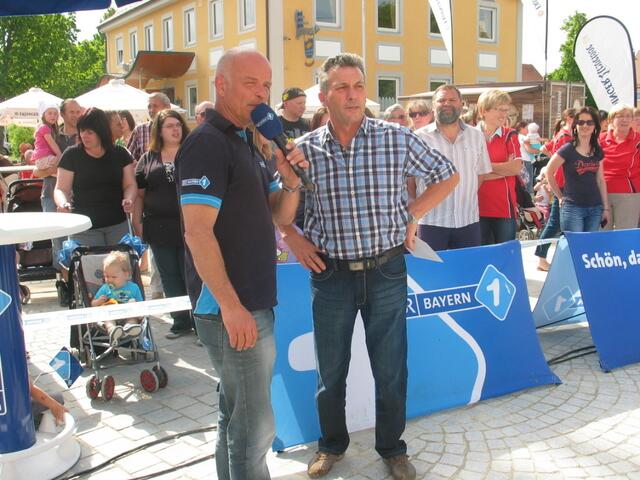 Am 15. Mai 2013 kam Bayern 1 mit seiner Sendung "Bayerns beste Bayern" auf den Ellgauer Dorfplatz. Hier sind Moderator Stefan Lehmann (links) und Bürgermeister Manfred Schafnitzel im Gespräch.