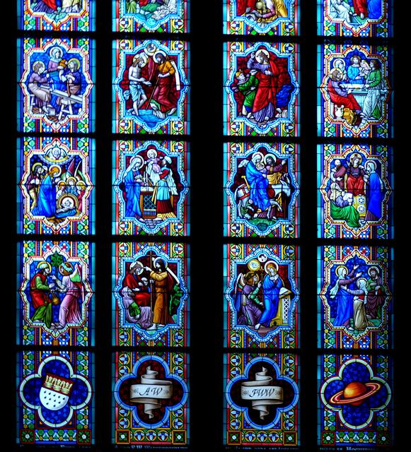 Leben-Christi-Fenster. Das zwölf Meter hohe Fenster zeigt auf 28 Scheiben Szenen aus dem neuen Testament. Warum sehen wir den Saturn rechts unten in diesem Fenster? Dieses Fenster wurde im Jahr 2004 anlässlich ihres 55. Hochzeitstages vom Ehepaar A. und F. Waffenschmidt gespendet. Den Stiftern wird die unterste Zeile der Fenster gewidmet. Links im Bild das Kölner Stadtwappen, dann folgen die Initialien der Eheleute. Der Saturn steht für den Elektrogroßhandel Saturn, dessen Begründer Waffenschmidt war.