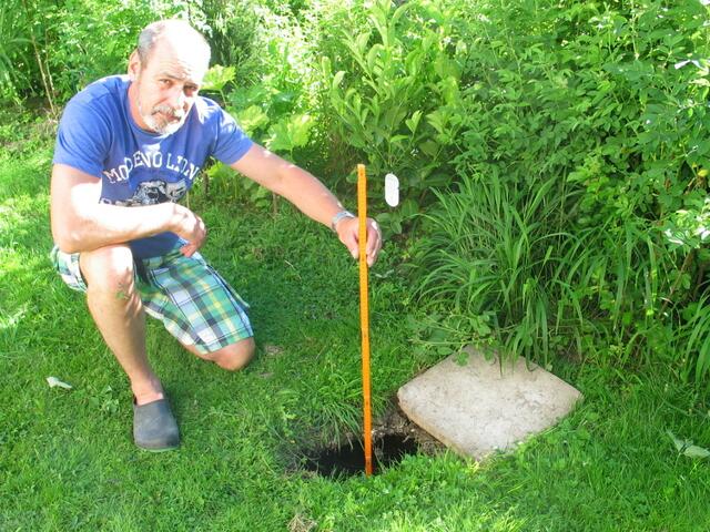 Der Biber fühlt sich seit vielen Jahren in der Ellgauer Flur heimisch. Hier zeigt Felix Meister, wie Freund Biber in seinem Garten gewütet hat.