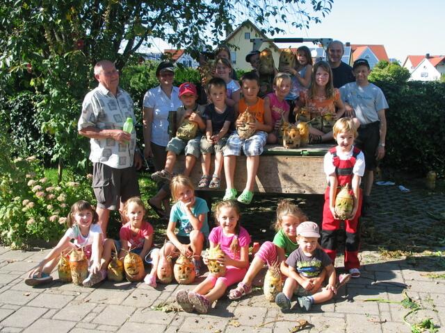 Die "Ellgauer Bulldogfreunde" zeigten im Rahmen des Ellgauer Ferienprogramms das Schnitzen von Rübengeistern.