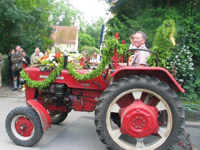 Einen farbenprächtigen Umzug gab es beim Schützenjubiläum durch das Dorf.