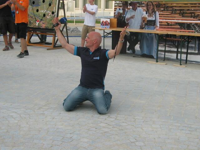 Stefan Lehmann ging vor der Leistung der Ellgauer Mannschaft in die Knie. Noch nie konnte sich ein Dorf oder eine teilnehmende bayerische Stadt mit stolzen 450 Punkten für das Finale qualifizieren.