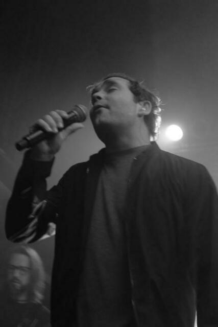 Singt und erzählt Anekdoten: Axel Bosse.