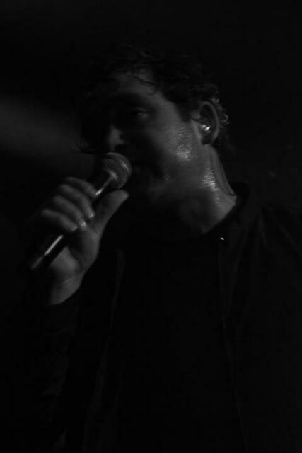 Bosse schwitzt auf der Bühne schon nach wenigen Minuten.