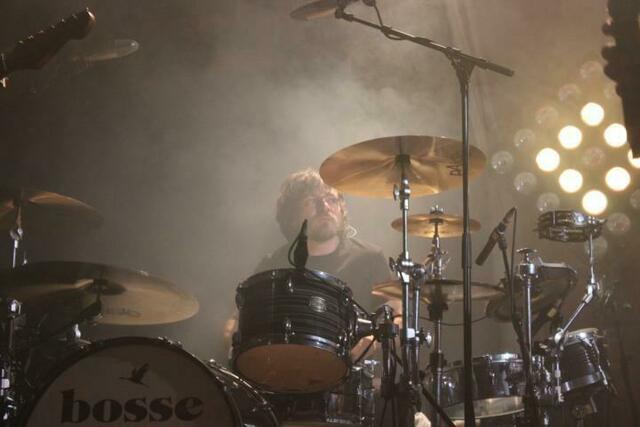 Chris Heinrich am Schlagzeug.