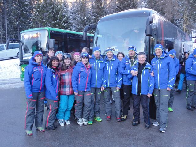 Die neuen Skianzüge der Abteilung Alpin des TSV Gersthofen sehen richtig schmuck aus!