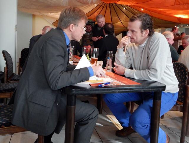 Bürgermeisterkandidat Thomas Kleist bei einem wichtigen Gespräch