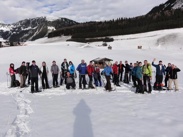 Großen Erfolg hatten die Schneeschuhwanderungen, die parallel zu den Skikursen stattfanden. Hier kurz vor der Mittagsrast in Rinnen.