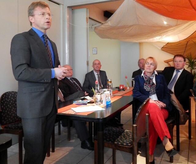 Auch beantwortet er die vielen Fragen sofort