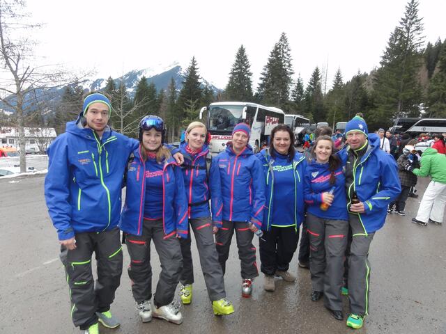 Einige der Skilehrer des TSV Gersthofen zeigen die neuen Skianzüge der Abteilung.