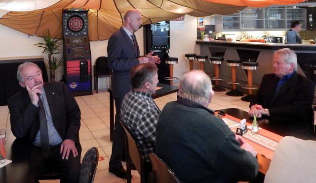 Dr. Klaus Metzger stellt sich auch hier n Bachern vor