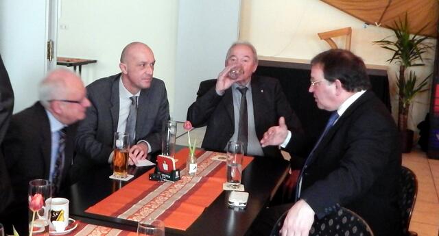 Stellvertretender Landrat Matthias Stegmeir, Landratskandidat Dr. Klaus metzger und die beiden Kreisräte Leo Büchler und Richard Scharold beratschlagen