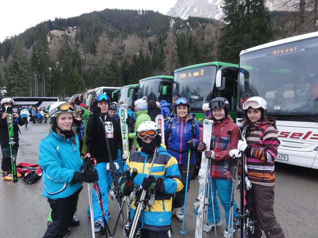 Angestrengt, aber sehr zufrieden: Die Gruppe von Skilehrerin Sandra Braun.