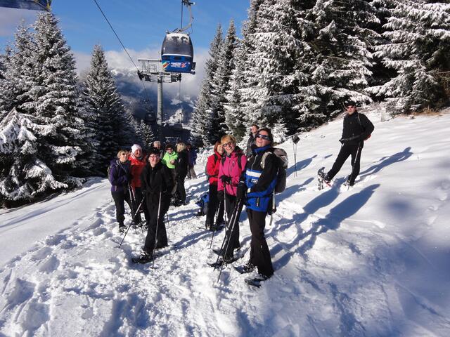 Die großartige Bergwelt im Winter lässt sich mit den Scheeschuhen wunderbar erkunden.