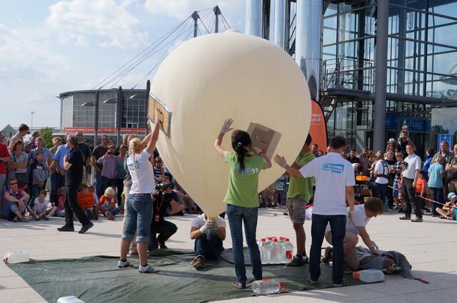 Der Ballon wird mit Helium gefüllt, damit er später zu seinem Flug nach oben steigen kann.