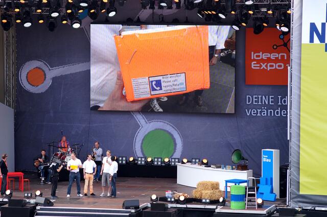 Hier wurde für alle Besucher erkärt was bei der "Mission Paperspace" passiert. Im Bild sehen wir in Großaufnahme die unter dem Wetterballon befestigte Messinstrumentensonde. Auf der Box stehen die zur Meldung nach dem Auffinden erforderlichen Hinweise (Telefonnummern auf der Aufnahme unkenntlich gemacht).