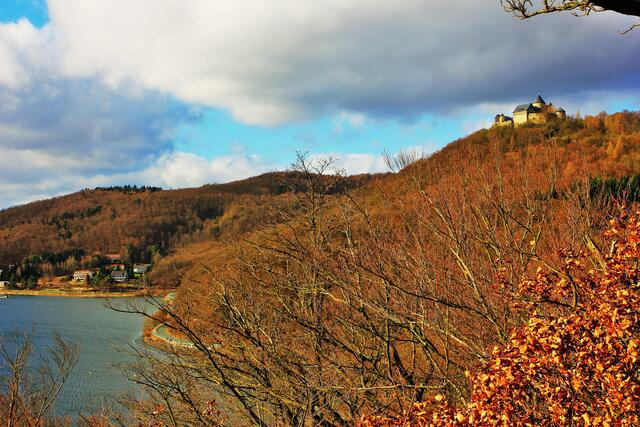 Gelegen am wanderbaren "Urwaldsteig" zwischen Kanzel (Edertal) und Schloss Waldeck. Wander mal hin!