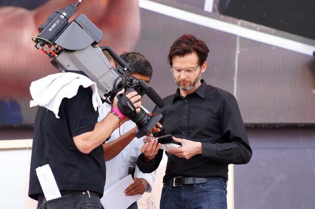 Der Physiker Professor Dr. Markus Münzenberg zu Gast bei der Open-Air-Show rund um alte und neue Speichertechniken "Wissen LIVE"  mit Ranga Yogeshwar.