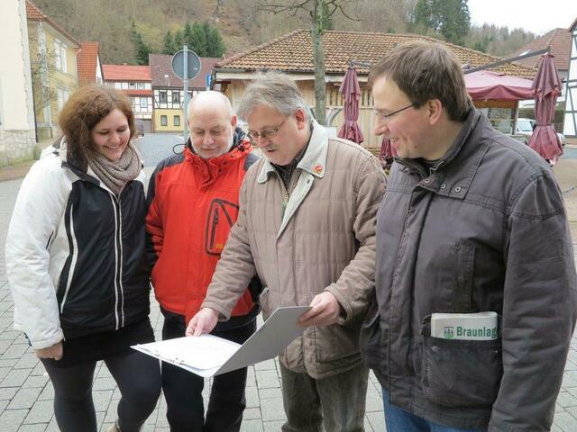 Foto:  (v. l. n. r. )   Eileen Pyko, Aktionsverantwortliche „Unterschriftenaktion für Erhaltung der Jugendpflege“, Bernd Blumhardt, Jugendpfleger Stadt Osterode, Klaus-Richard Behling, 1. Vors. DGB-Ortsverband Bad Lauterberg, Sven Ludwig, 1. Vors. Bürgerbündnis „Bunt statt Braun“.