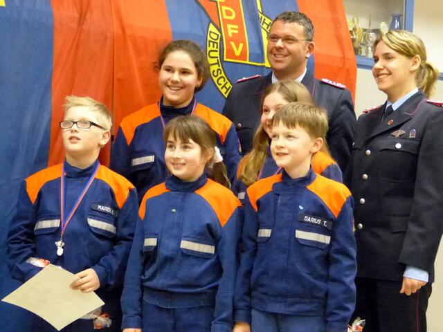 112. JHV der FF Linderte - Geehrte Jugendfeuerwehr-Mitglieder, Jugendwart A. Kolmer, stv. Jugendwartin R. Busse