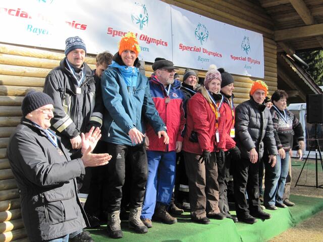 Die SG-Handicap Athleten Markus und Martin (neon Mützen) zeigen den vielen Helfern bei der Siegerehrung, wie man sich richtig feiern lässt!