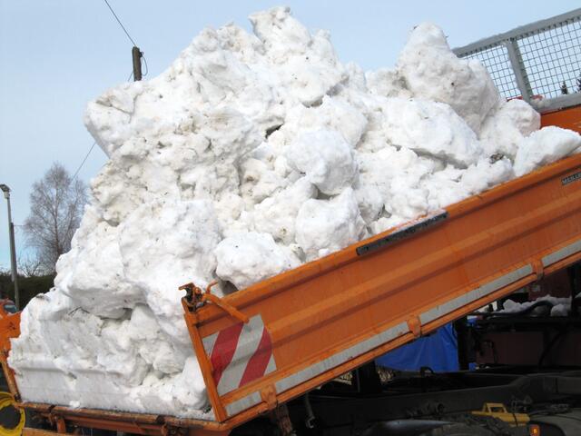 Der Schnee wurde mit Lastwagen geliefert