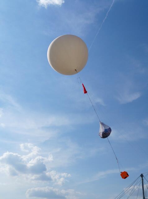 Gut können wir unter dem aufsteigenden Wetterballon das Netz mit den PappPias und die Sonde mit den Messinstrumenten und der Kamera erkennen.