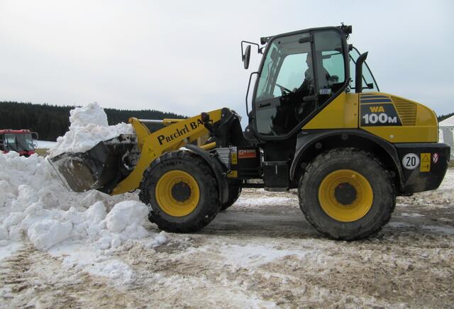Von überall wurde der Schnee mit Baggern Schaufeln zusammengetragen