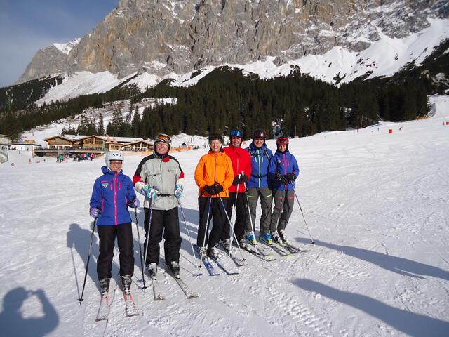Der Erwachsenenskikurs wurde von Harald Meitinger betreut. Das Team entwickelte sich so gut, dass sogar gemeinsames Parallelfahren geübt werden konnte.