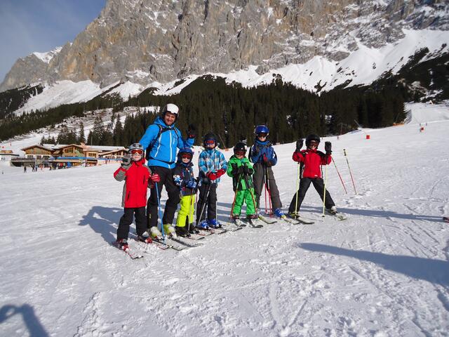Das ist Skilehrer Dr. Constanin Echter mit seiner Gruppe. Auch diese Schüler machten große Fortschritte im Skifahren.