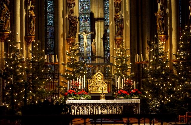 Der Schrein der Heiligen Drei Könige steht durch eine gläserne Vitrine geschützt hinter dem Hochaltar im Kölner Dom.