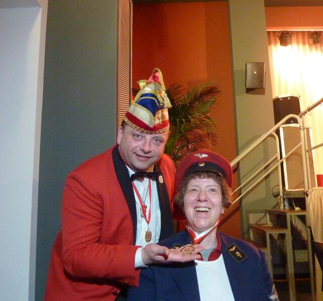 Christiane hatte Geburtstag! Sie bekommt von Stefan einen SOS-Ehrenorden.