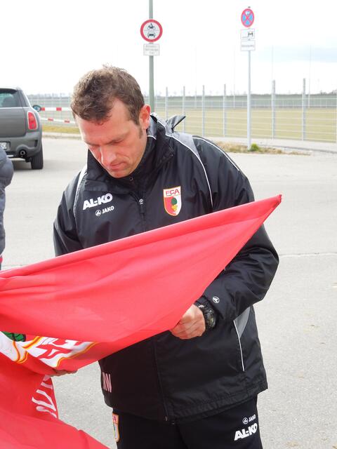 Markus Weinzierl beim Signieren.