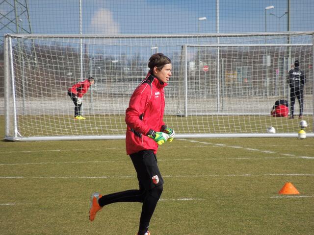 Marwin Hitz beim Warmlaufen