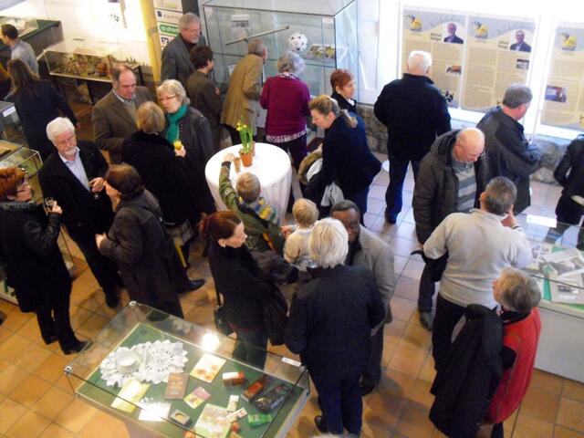 . . . die Besucher in der Ausstellung . . .