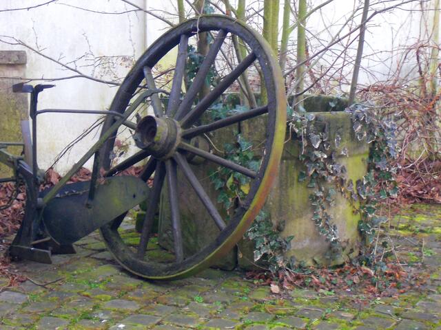 . . . ein Pflug und ein Wagenrad, am hinteren Eingang des Stadtmuseums in Burgdorf . . .