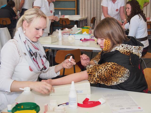 Nur ein kleiner Pieks kann leben retten !                      Selbst Mäschkerle ließen sich nach dem Faschingsumzug ein paar Bluttropfen abnehmen ! | Foto: Orga-Team - Sarah Wörle