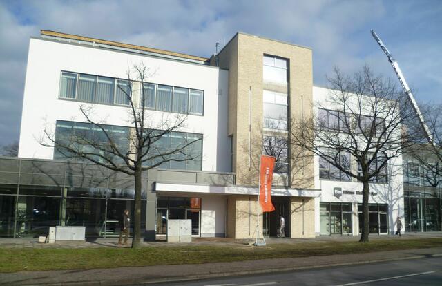 Haupteingang an der Podbielskistraße. Sport- und Fitnessfreaks werden sich hier wohlfühlen. Ein Highlight: Schwimmen im Mondschein auf der Dachterrasse. Wow!