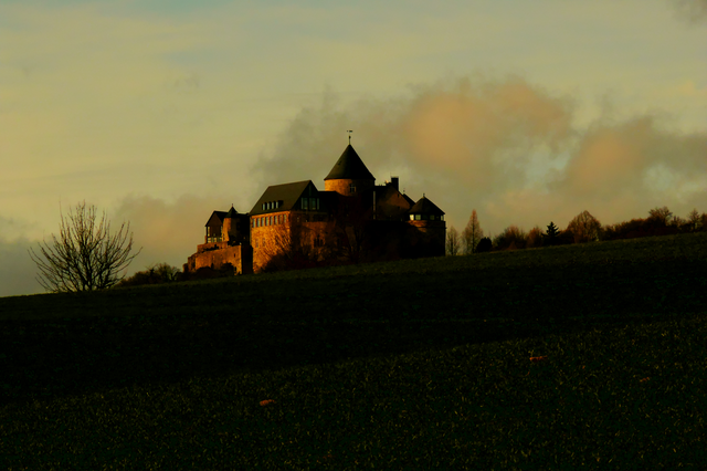Von der späten Nachmittagssonne beschienen: Schloss Waldeck. Das Schloss aller Burgen!