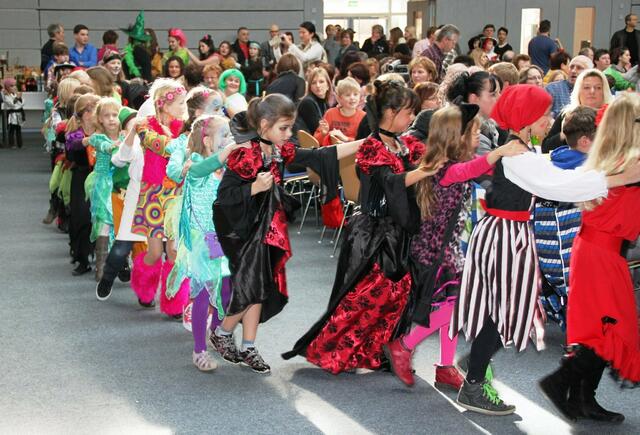 Mit einer Polonaise gings los.