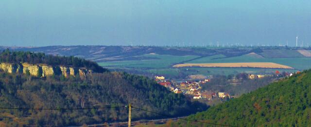 Blick nach Nebra - durch das "Triastor ",links der Nebraer Sandstein am 24.2.2014 !