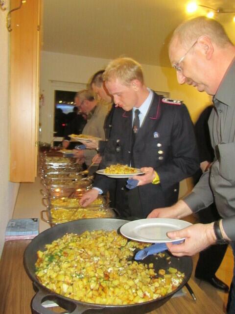 Gutes Essen gab es währen der Versammlungspause.