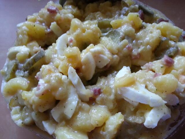 leckerer bunter Kartoffelsalat (manchmal gebe ich auch noch ganz kleine Erbsen dazu)