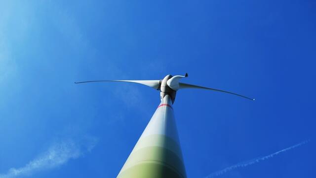 ... wie eine unsichtbare Wand - bei Wind und Nenndrehzahl erreichen die Rotorspitzen Umfangsgeschwindigkeiten über 1.000 Meter pro Sekunde...