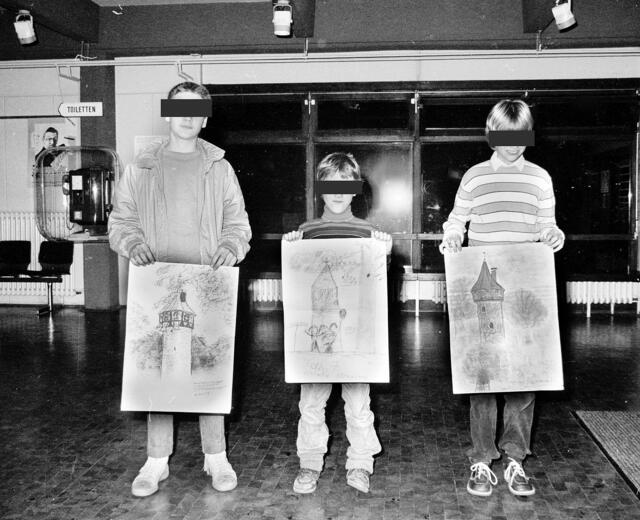 Drei der kleinen Künstler waren 1983 zur Prämierung ins Freizeitheim gekommen: v.l. Henning K., Felix K. und Kerstin B.
