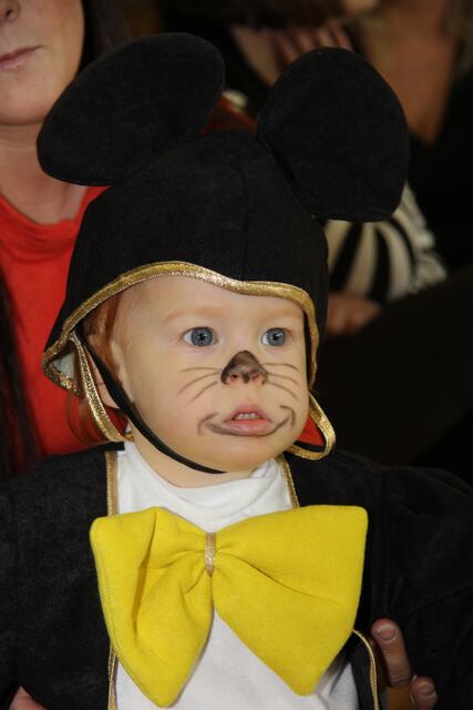 Mickey Mouse Shanaya (18 Monate) ist fasziniert vom bunten Treiben