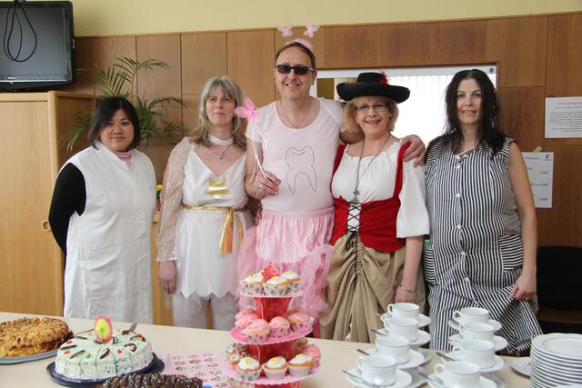 Die fleißigen Helferinnen nebst Helfer (Zahnfee) vom Kuchenbüffet