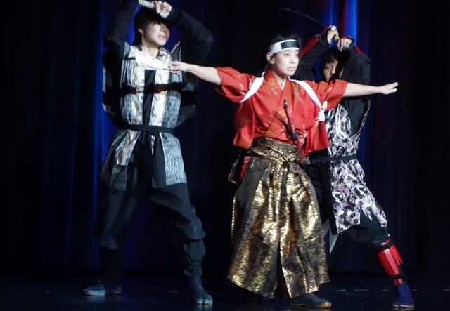Samurai-Kämpfer auf der Bühne im Schiff.