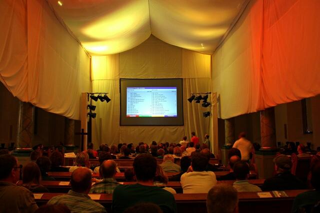 Warten auf die Fußballübertragung in der Himmelskirche