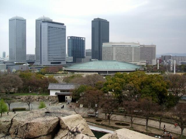 Blick aus dem Park auf Osaka City